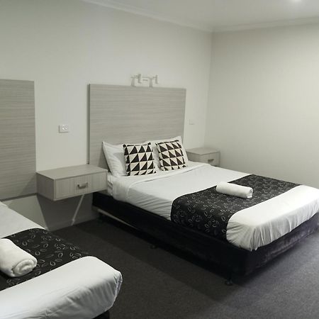 Big Valley Lakeside Paradise Motor Inn Shepparton Bagian luar foto