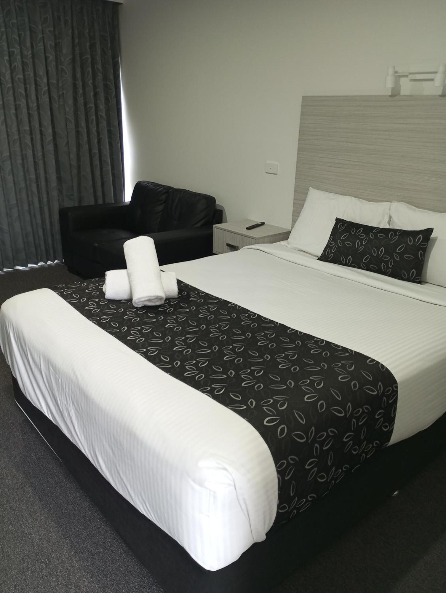 Big Valley Lakeside Paradise Motor Inn Shepparton Bagian luar foto