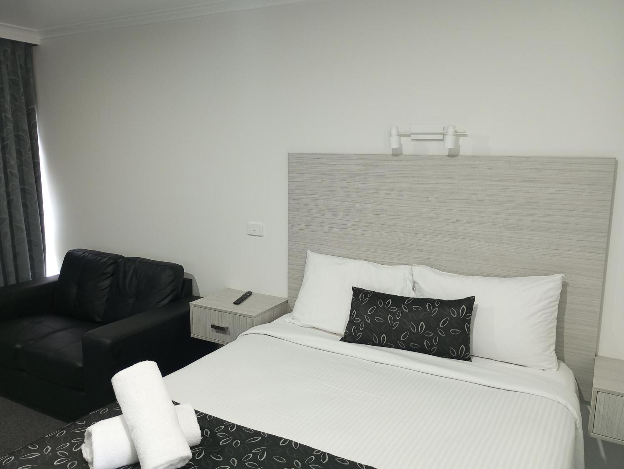 Big Valley Lakeside Paradise Motor Inn Shepparton Bagian luar foto