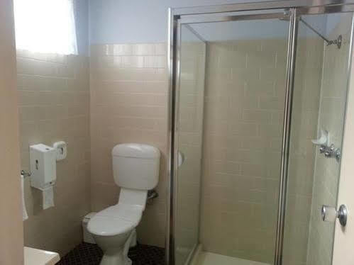 Big Valley Lakeside Paradise Motor Inn Shepparton Bagian luar foto