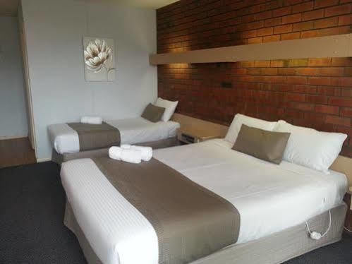 Big Valley Lakeside Paradise Motor Inn Shepparton Bagian luar foto