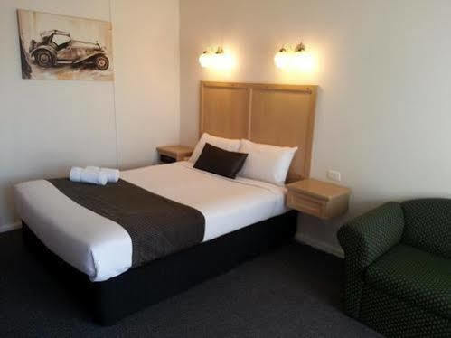 Big Valley Lakeside Paradise Motor Inn Shepparton Bagian luar foto